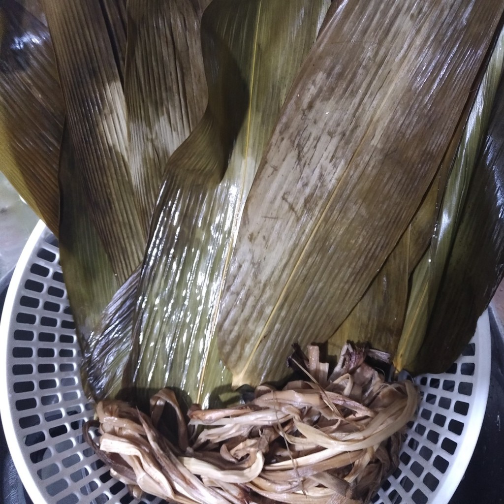 Lá Tre khô dùng để gói bánh ú, xấp 200g kèm 1 lọn dây cột bánh