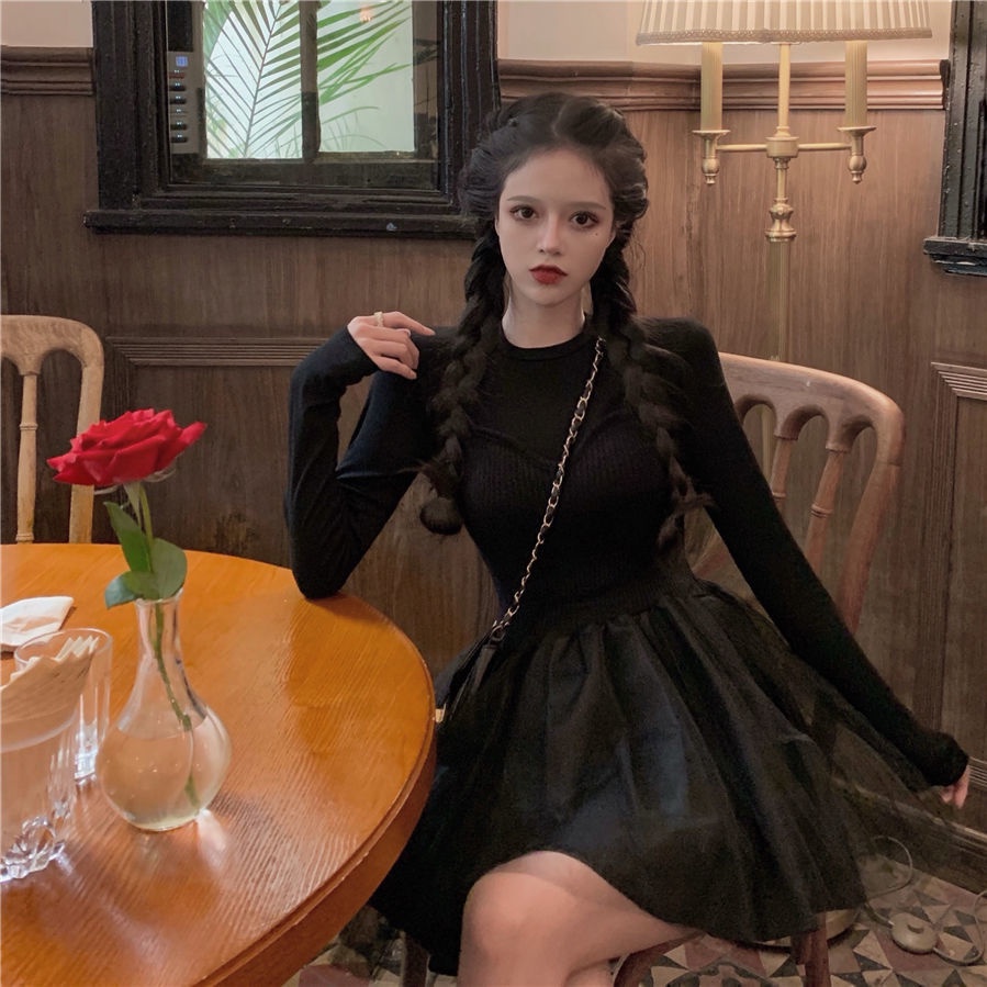 Đầm đen dài tay phối lưới thời trang thu đông Pháp 2021