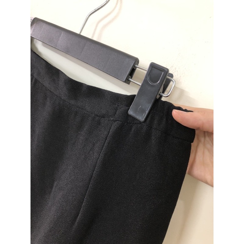 chân váy vải midi chất dày màu đen nhánh 2hand size L Xl nhỏ