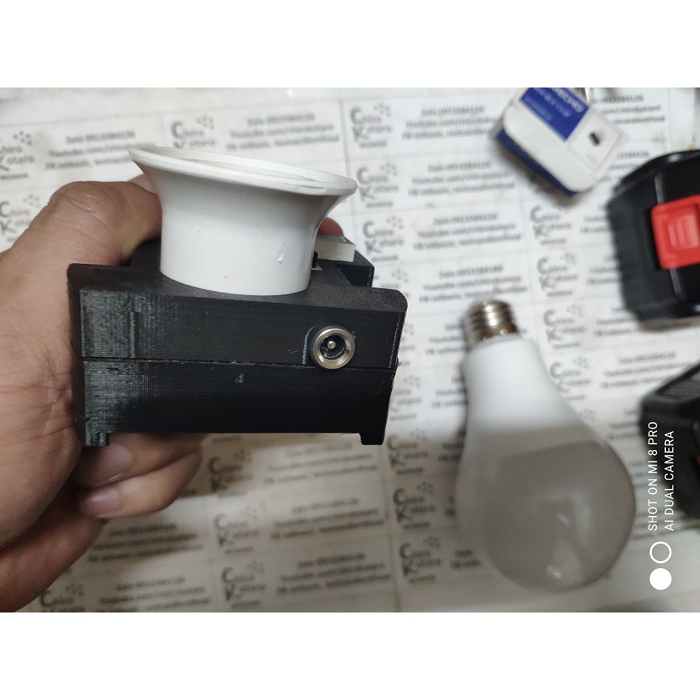 Đế chuyển pin Makita LXT 12,14,18V sang dùng cho đui đèn xoáy E27 với đồng hồ báo vol loại thường