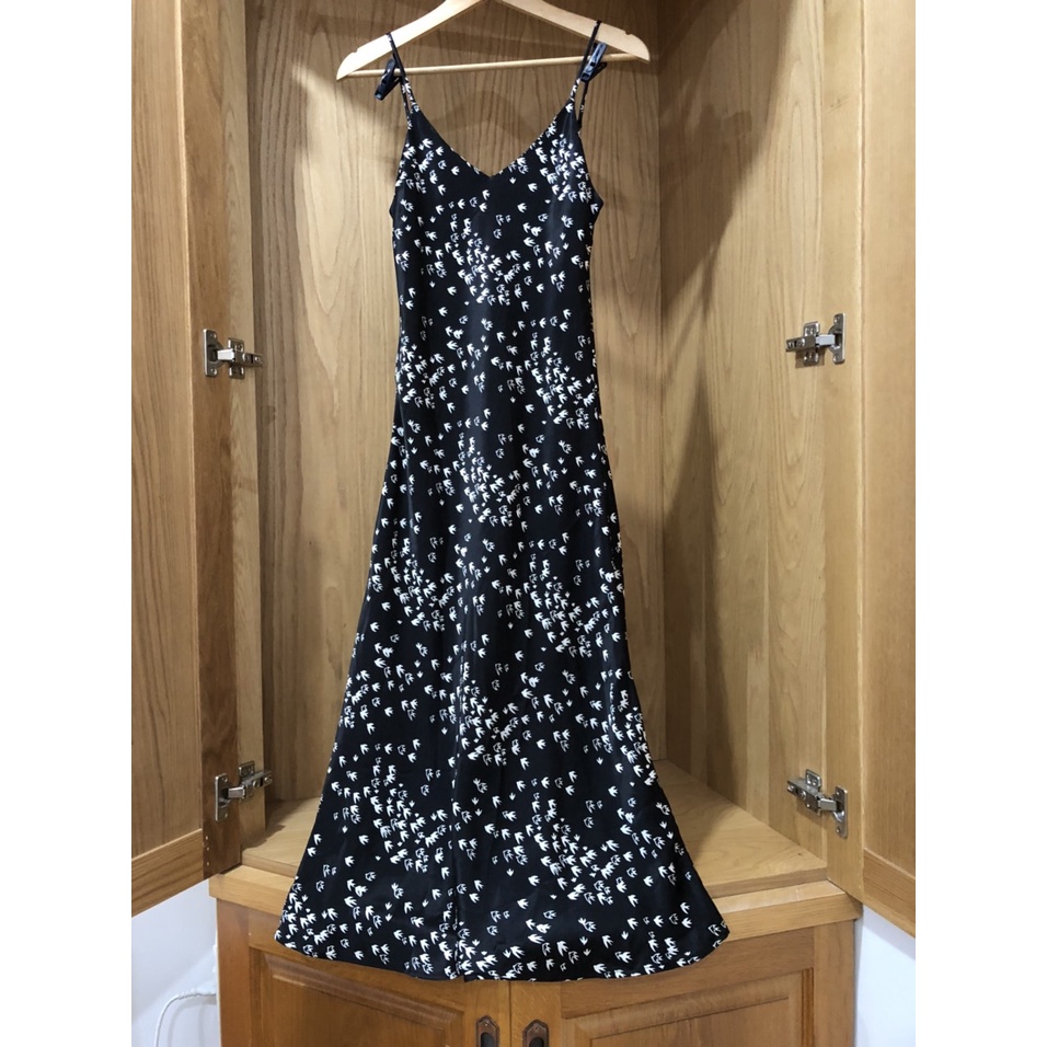 Váy lụa satin Thanh Trần