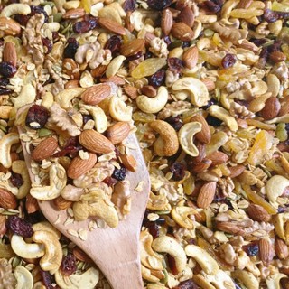 Ngũ cốc Granola ăn kiêng, giảm cân Let's Nuts dinh dưỡng gồm Nho, dừa, yến mạch, hạnh nhân, hạt điều, bí xanh túi 227gr