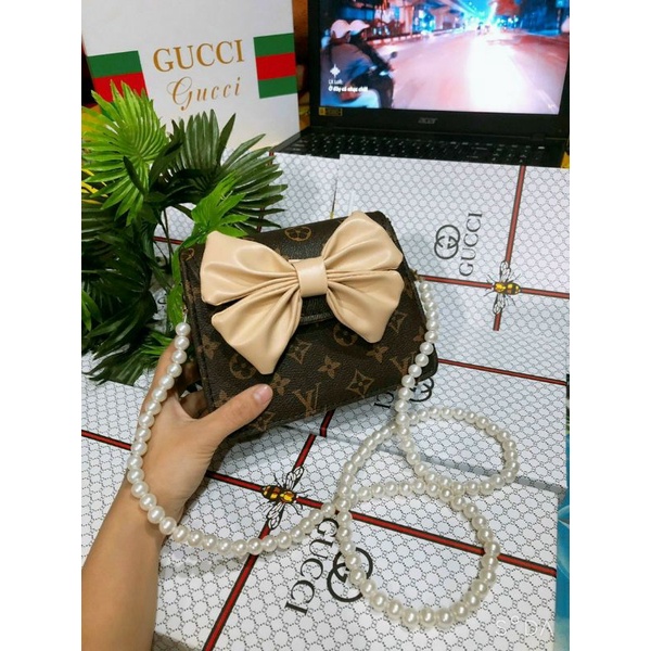 Túi xách nữ đeo chéo nơ phối dây ngọc siêu xinh.