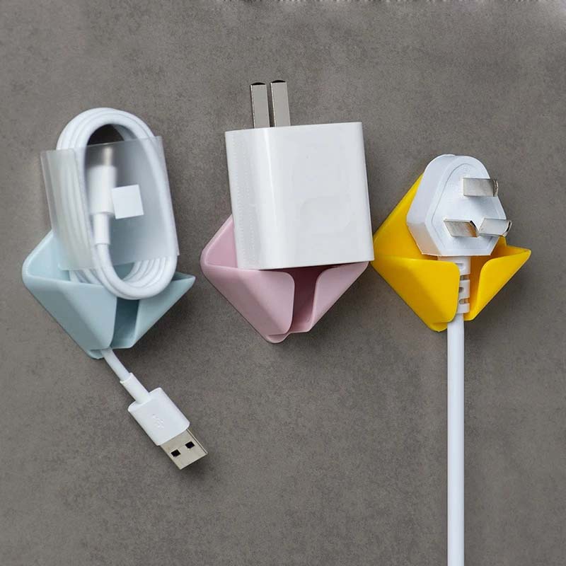 Móc dán tường giữ phích cắm điện tiện lợi