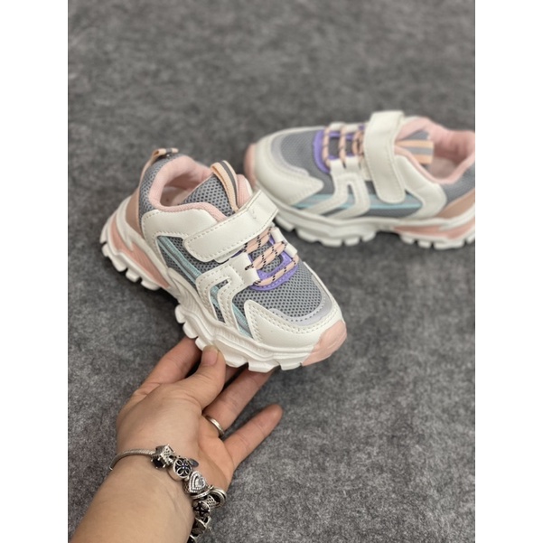 Giầy thể thao siêu nhẹ