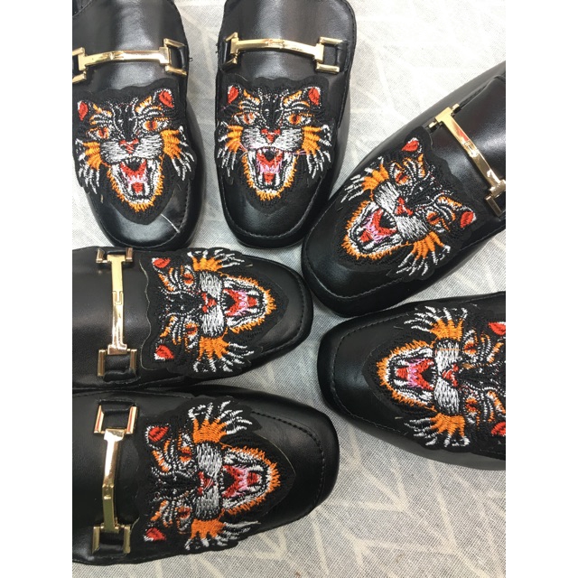 GIÀY SỤC DA KHUY TRÒN, HOẠ TIẾT THÊU HỔ,THÊU ONG (3 Mẫu) | BigBuy360 - bigbuy360.vn