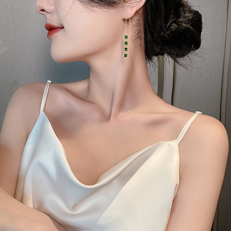 Khuyên Tai Tua Rua Dáng Dài Màu Xanh Lá Thiết Kế Sang Trọng