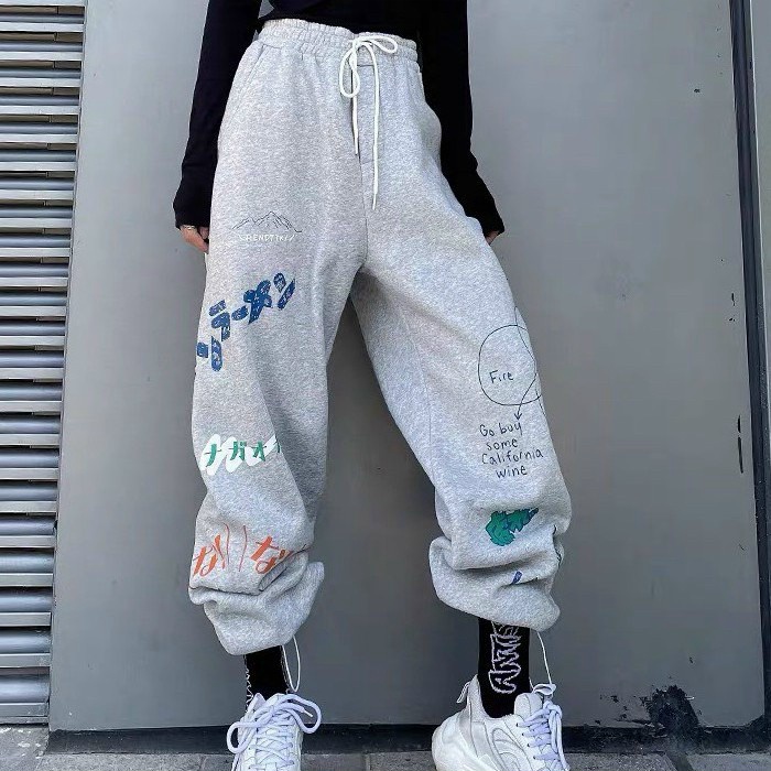 Quần Jogger Nữ Ống Rộng Có Dây Rút Gấu Chất Da Cá Mềm Mát In Họa Tiết Bắt Mắt Mặc Thoáng Mát [NEW UNISEX]