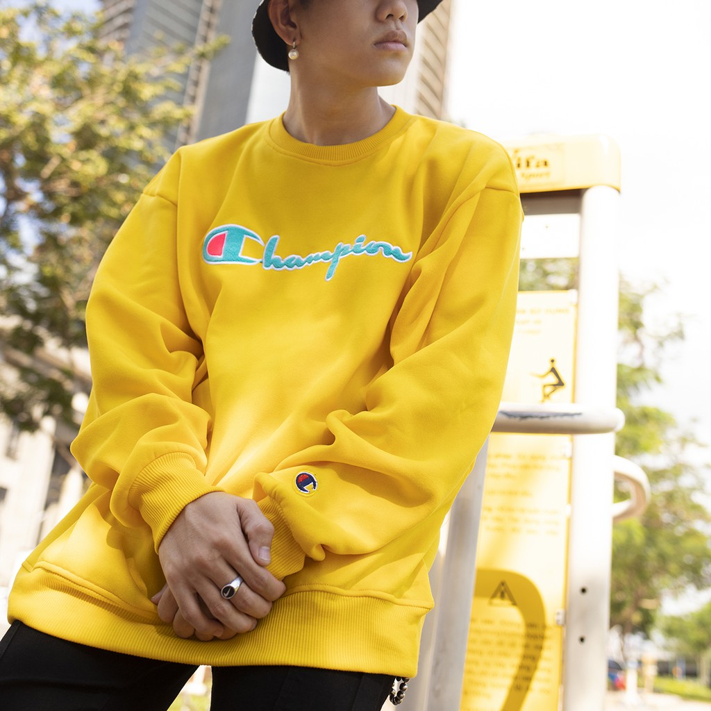 Áo Tay Dài Sweater Logo Thêu Chữ Champion To sắc nét Chất Liệu Cotton Màu Vàng