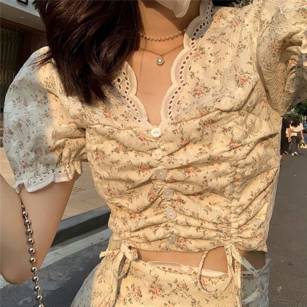 Bộ đồ hai mảnh gồm áo cổ chữ V và chân váy ngắn lưng cao có dây rút phối ren hoa thời trang cho bạn nữ (có bán lẻ)