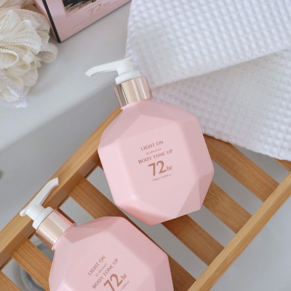 Sữa Dưỡng Thể Nâng Tông Bom Light On In Shower Body Tone-up 290ml