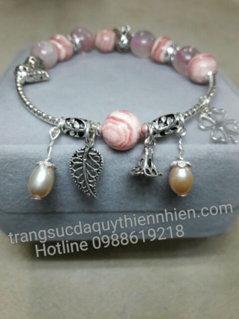 Chuỗi đeo tay đá Đào hoa Rhodochrosite và Thạch anh hồng thiên nhiên + Charm bạc cao cấp