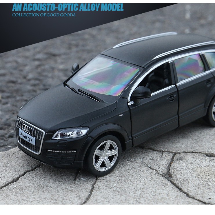Xe ô tô RMZ mô hình Audi Q7 tỉ lệ 1:36 bằng sắt xe chạy cót và mở được cửa xe