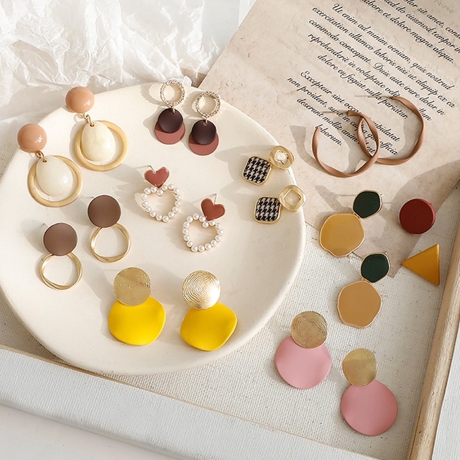 Khuyên tai dài phong cách retro Hong Kong cho nữ