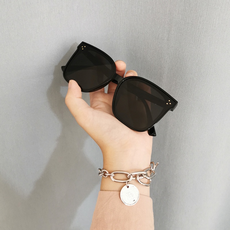 Kính Mát Vuông Màu Đen Hợp Thời Trang