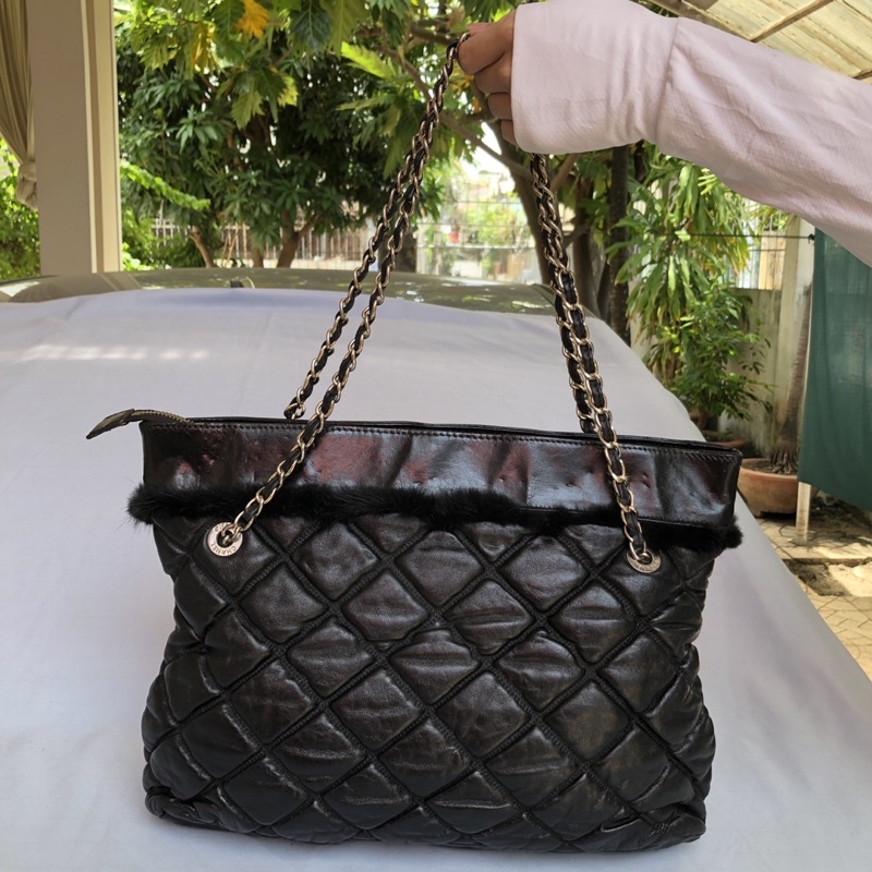 Túi chuẩn si. Túi qua sử dụng. Khách vui lòng xem hình , tuia đã báo lỗi và giảm giá kg áp dụng hoàn trả cho sp.Thanks .