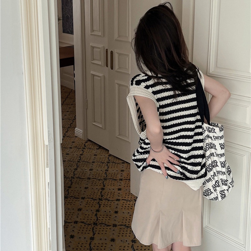Áo Dệt Kim Sát Nách Cổ Tròn Hoạ Tiết Kẻ Sọc Thiết Kế Khoét Độc Đáo
