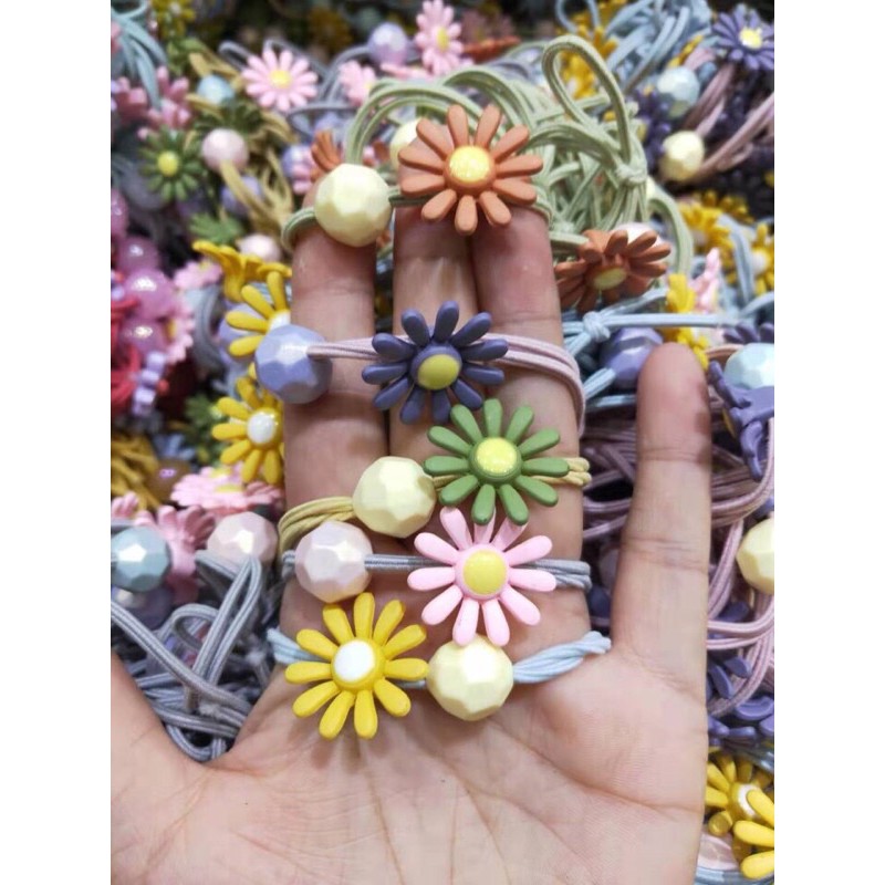 cột tóc hoa cúc, mặt cười, hạt đá tròn (lấy mẫu ngẫu nhiên