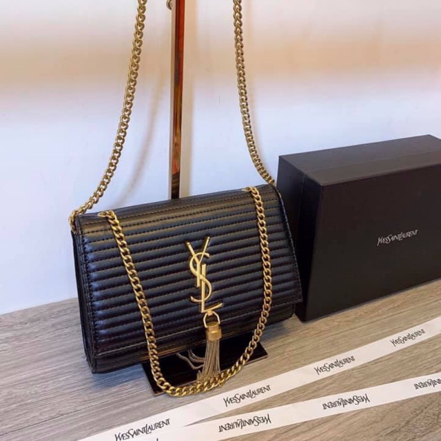 ❌Clutch YSL kẻ ngang spsl 👉Kích thước :22cm 👉Chất liệu da thật. Phụ kiện vàng đặc 24k . 👉Logo chuẩn từng chi tiết