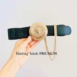 Đai váy dây xích phối đầm của nữ.