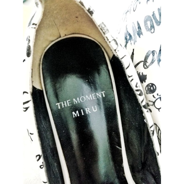 Giày cao gót THE MOMENT MIRU hoạ tiết hoạt hình trắng đen gót vuông 7cm size 37