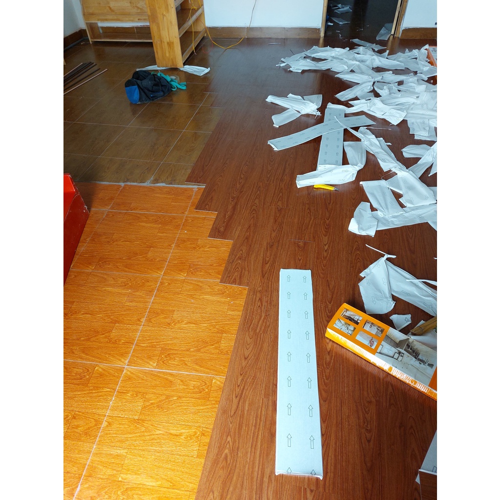 Sàn nhựa Nâu đỏ Giả Vân Gỗ Sang Trọng, dùng trang trí nhà cửa, văn phòng, shop...