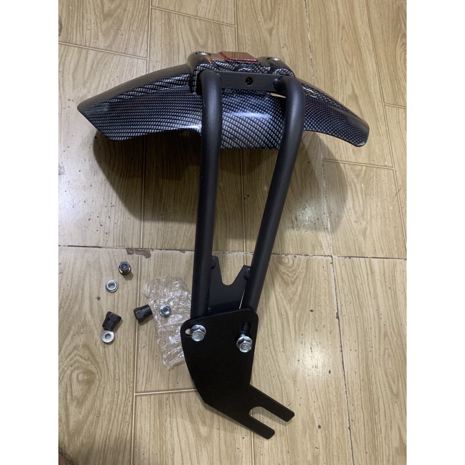 Dè chắn bùn kiểu moto màu CACBON gắn được nhiều loại xe máy