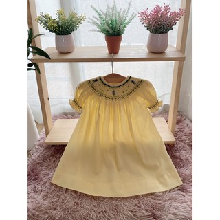 Đầm smock bé gái annie vàng thêu con ong