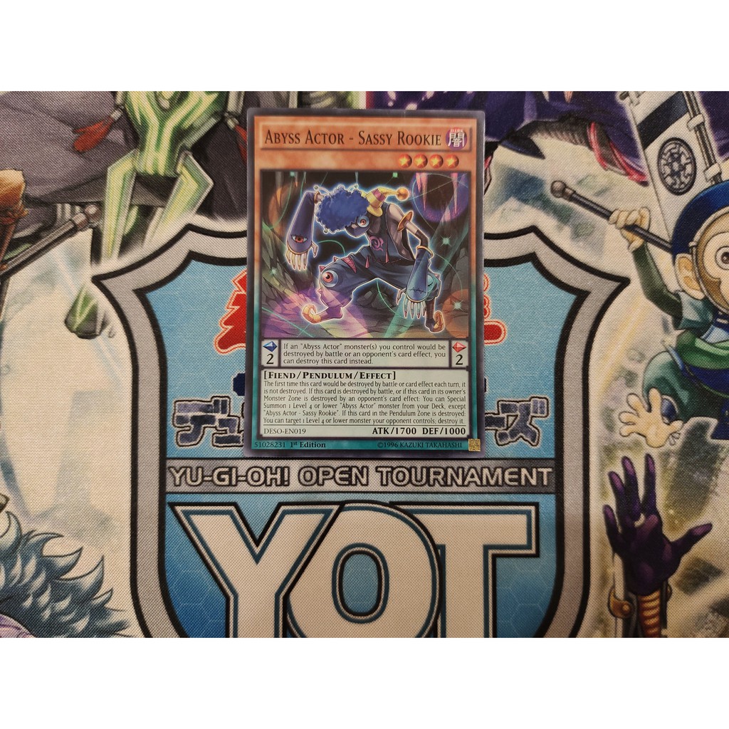 Thẻ bài Yugioh chính hãng Abyss Actor - Sassy Rookie - DESO-EN019 - Super Rare 1st Edition