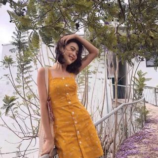 Đầm vàng 2 dây hoa cúc