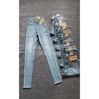 Quần jeans nhạt tua lai .