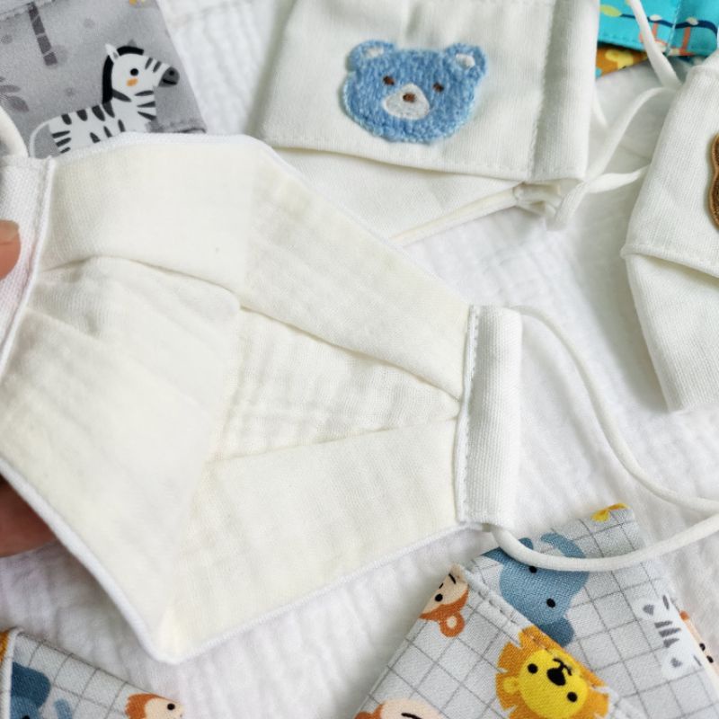 Khẩu trang vải linen cho bé, lót vải xô muslin bên trong thêu hình gấu nổi. Khẩu trang gấu cho bé