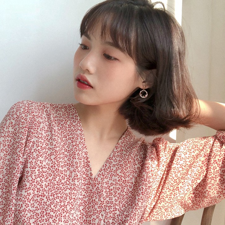 Bông tai kiểu tròn đính đá họa tiết hoa thời trang Hàn Quốc ngọt ngào và dễ thương A622 | BigBuy360 - bigbuy360.vn