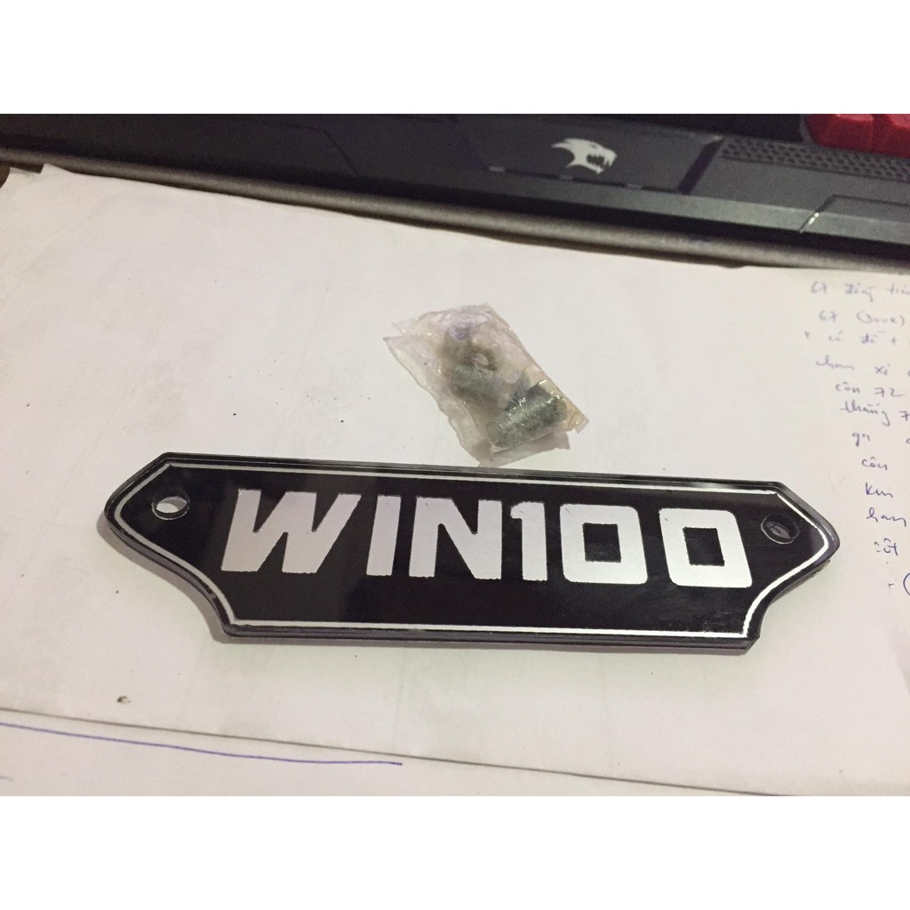 Logo win 100 cho xe win - màu ngẫu nhiên đen hoặc đỏ