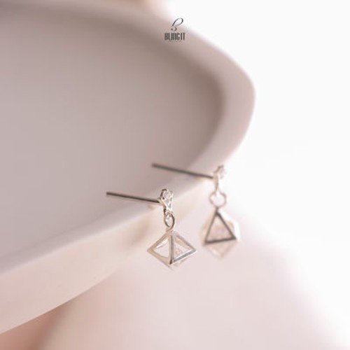 Khuyên tai bạc nữ có bảo hành Bling It kiểu dáng rơi thiết kế hình kim tự tháp đính đá BIBT438