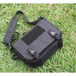 Túi đeo chéo Small Messenger Bag.
