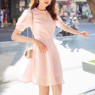 Đầm hồng cổ trụ xếp gg