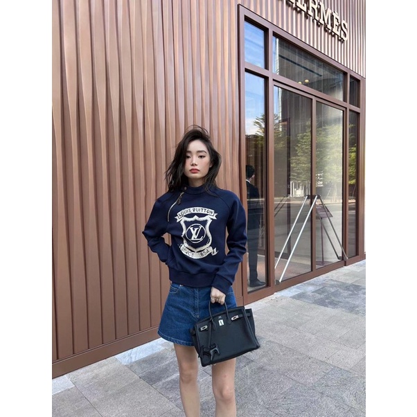 Áo nỉ dáng vừa cổ cao cho nữ thương hiệu thời trang cao cấp Louis Vuitton LV