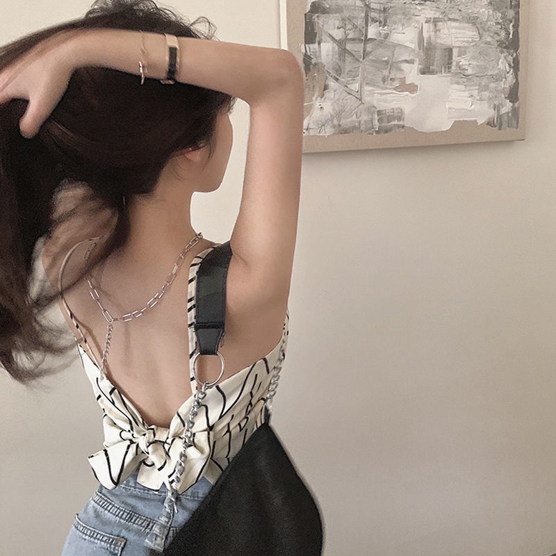 Áo Hai Dây Phối Hàng Nút Kiểu Dáng Quyến Rũ