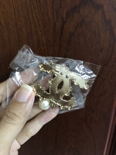 Cài áo huy hiệu chanel
