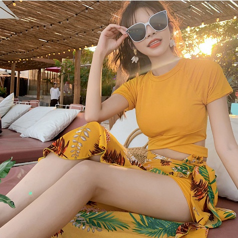 Bộ đồ bơi ba món kín đáo với áo bơi có tay, quần short và khăn choàng họa tiết cây lá mùa hè kiểu dáng Hàn Quốc 8107