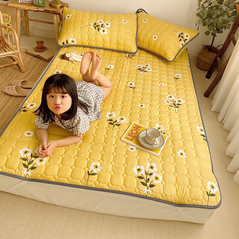 Thảm trải giường 3 lớp vải cotton poly có chun cài 4 góc, size 1m8*2m