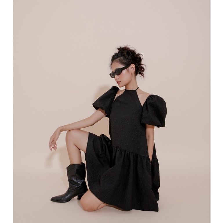 Váy đen Fabric Holic cổ yếm tay phồng