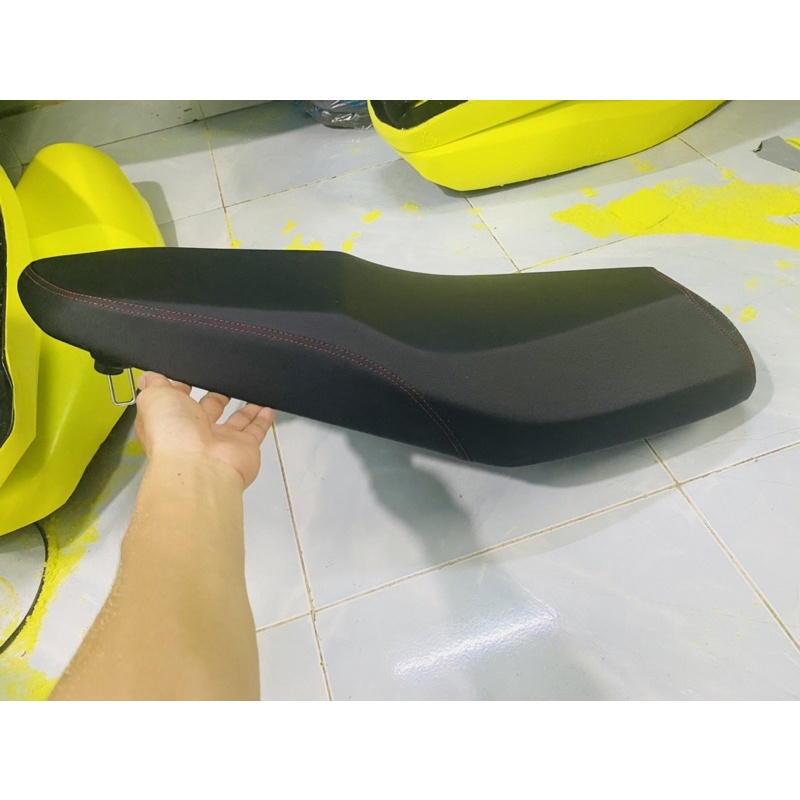 Yên xe Sirius Fi gọt góc cạnh 2 tầng + da xịn 4 chiều may phối chỉ Đỏ