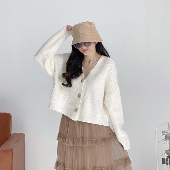 Áo len nữ cardigan tay dài gài 3 nút crop thời trang FMstyle Saigon 21ALU11A960401 | BigBuy360 - bigbuy360.vn