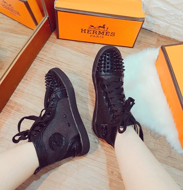 Giày louboytin nạm đinh