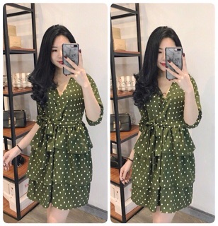 Váy chấm bi cổ chéo