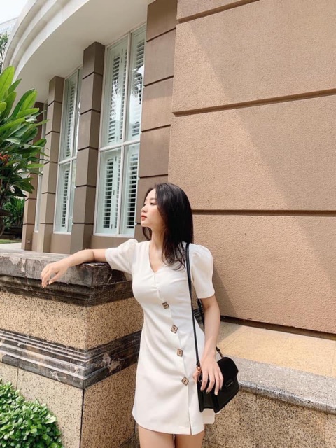 Đầm trắng chéo nút gỗ vuông - Van Dress | BigBuy360 - bigbuy360.vn