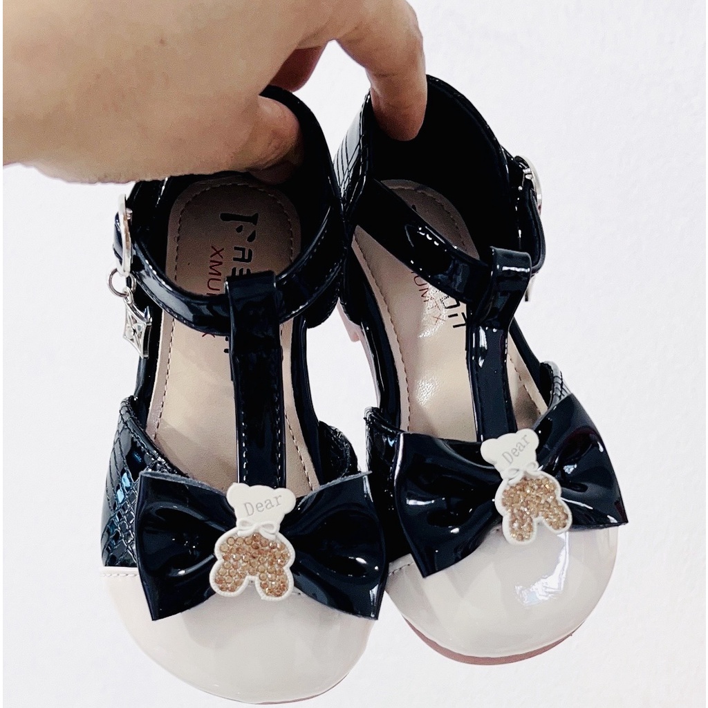 Giày sandal đế bệt đính nơ cho bé gái - dép quai hậu bít mũi da PU bóng mềm có gấu đính đá lấp lánh đế dẻo êm chân 8007