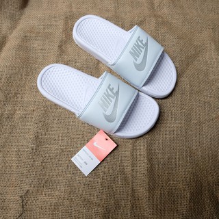 dép nike-quai ngang màu trắng chữ bạc dành cho nam nữ tặng hộp